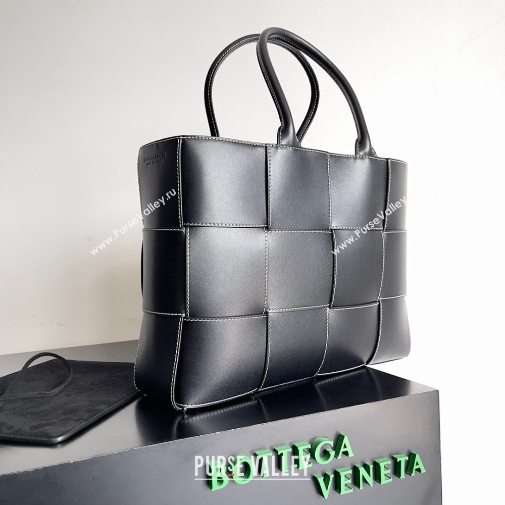Bottega Veneta Medium Arco Tote Bag in calfskin black with white stitching 2023 (misu-230926-01)