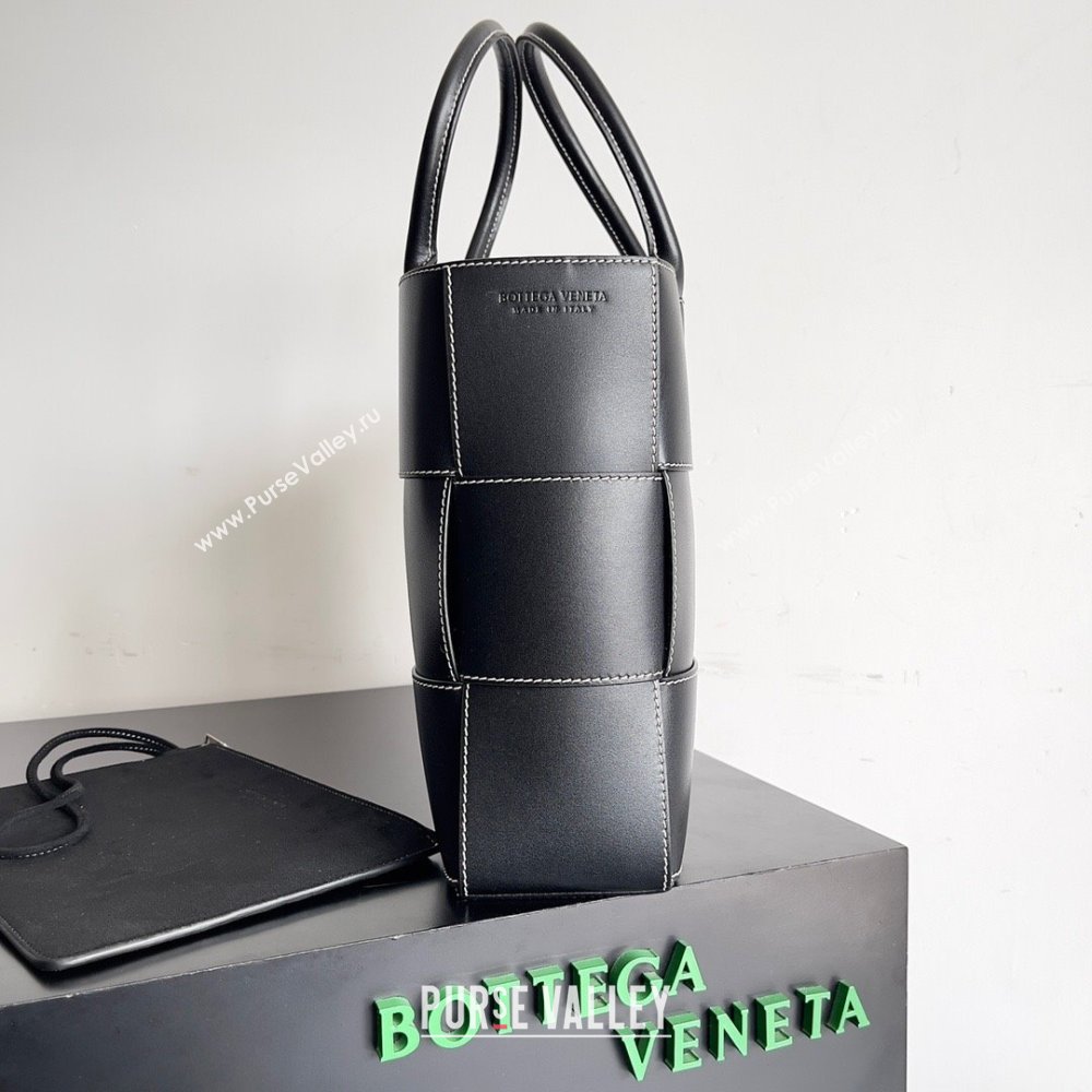 Bottega Veneta Medium Arco Tote Bag in calfskin black with white stitching 2023 (misu-230926-01)