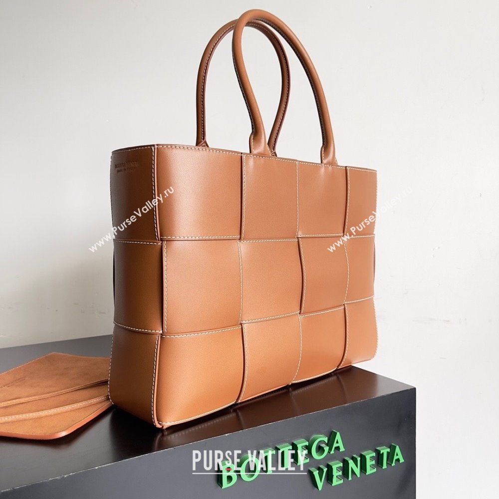 Bottega Veneta Medium Arco Tote Bag in calfskin WOOD / NATURAL 2023 (misu-230926-04)
