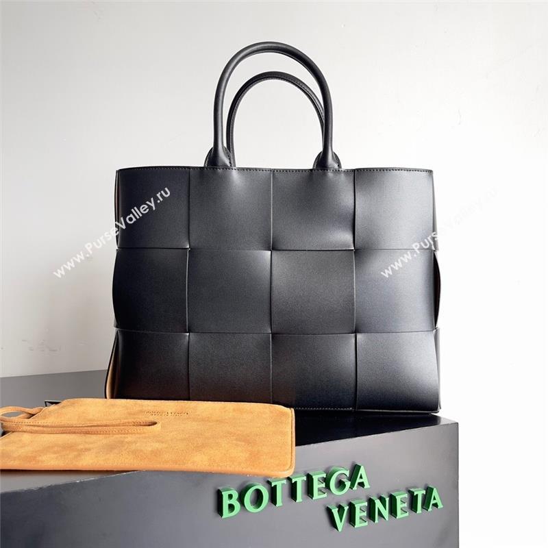 Bottega Veneta Medium Arco Tote Bag in calfskin black/tan 2023 (misu-230926-05)