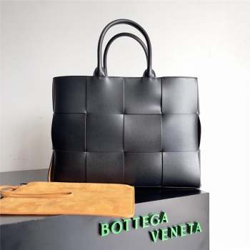 Bottega Veneta Medium Arco Tote Bag in calfskin black/tan 2023 (misu-230926-05)
