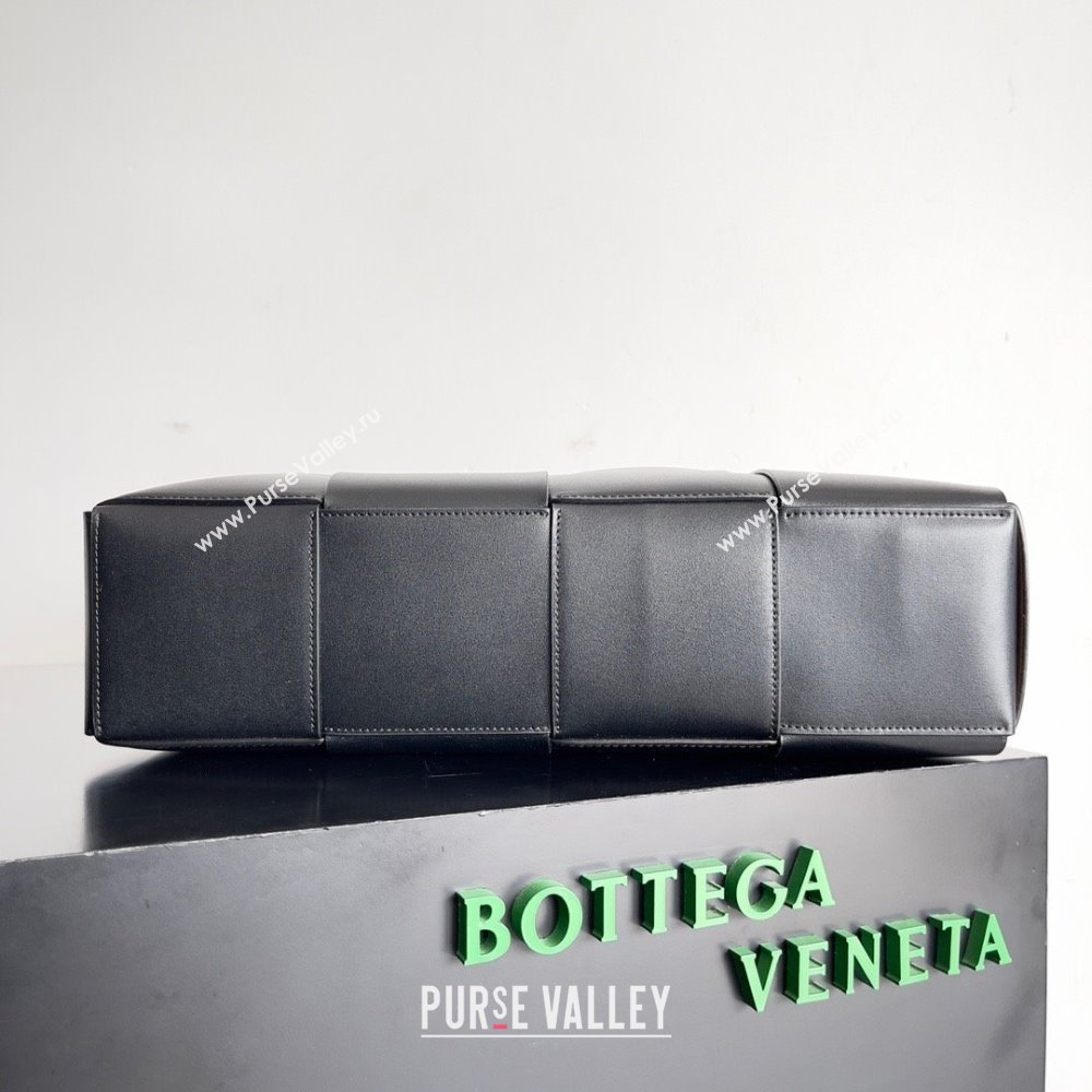 Bottega Veneta Medium Arco Tote Bag in calfskin black/tan 2023 (misu-230926-05)