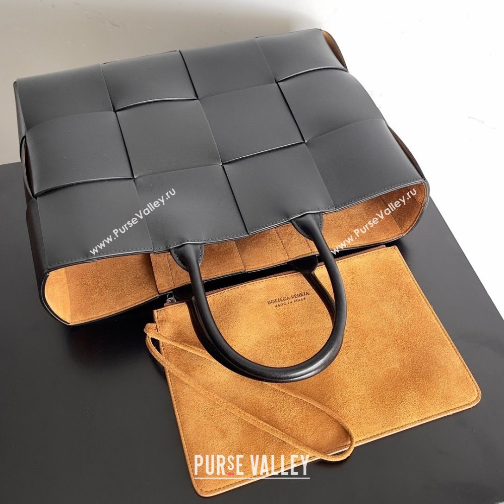 Bottega Veneta Medium Arco Tote Bag in calfskin black/tan 2023 (misu-230926-05)