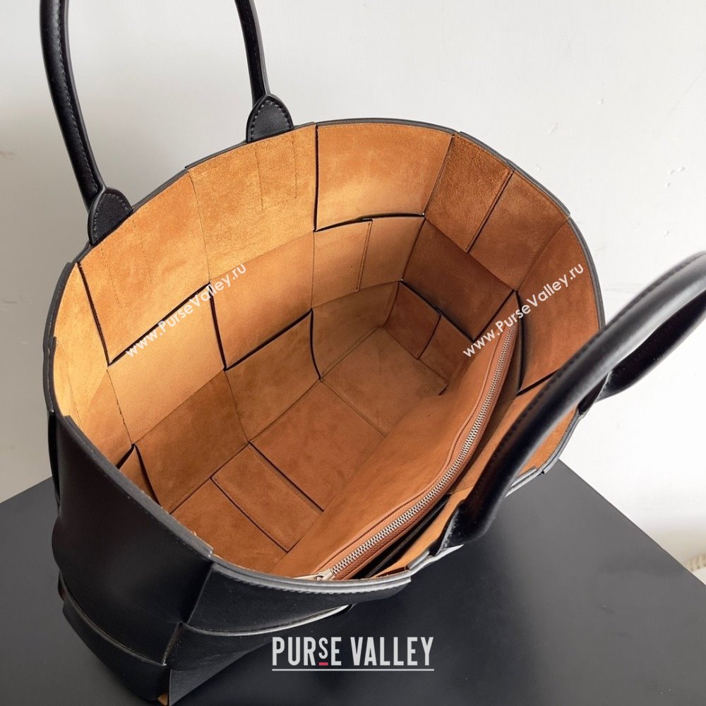 Bottega Veneta Medium Arco Tote Bag in calfskin black/tan 2023 (misu-230926-05)
