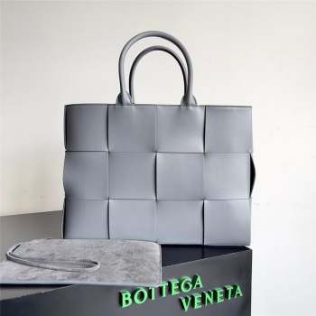 Bottega Veneta Medium Arco Tote Bag in calfskin thunder 2023 (misu-230926-07)