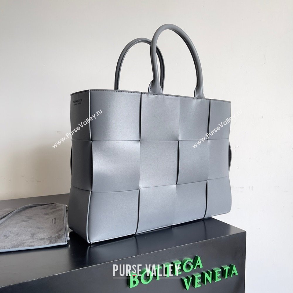 Bottega Veneta Medium Arco Tote Bag in calfskin thunder 2023 (misu-230926-07)