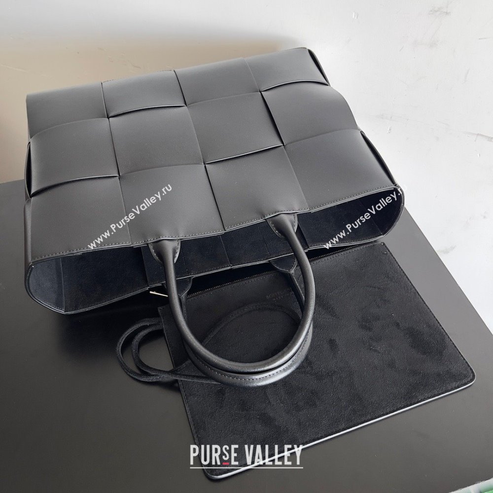 Bottega Veneta Medium Arco Tote Bag in calfskin black 2023 (misu-230926-09)