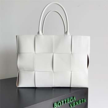 Bottega Veneta Large Arco Tote Bag in calfskin white/tan 2023 (misu-230926-22)