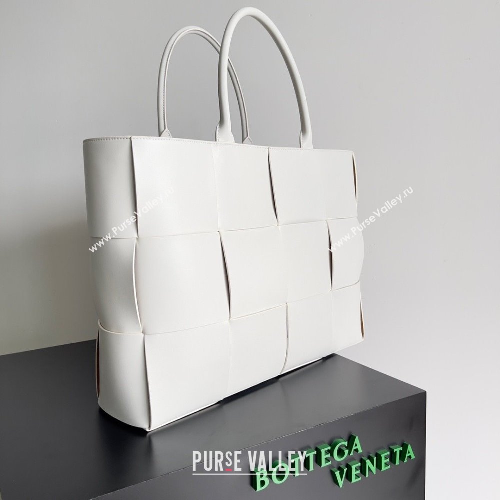 Bottega Veneta Large Arco Tote Bag in calfskin white/tan 2023 (misu-230926-22)