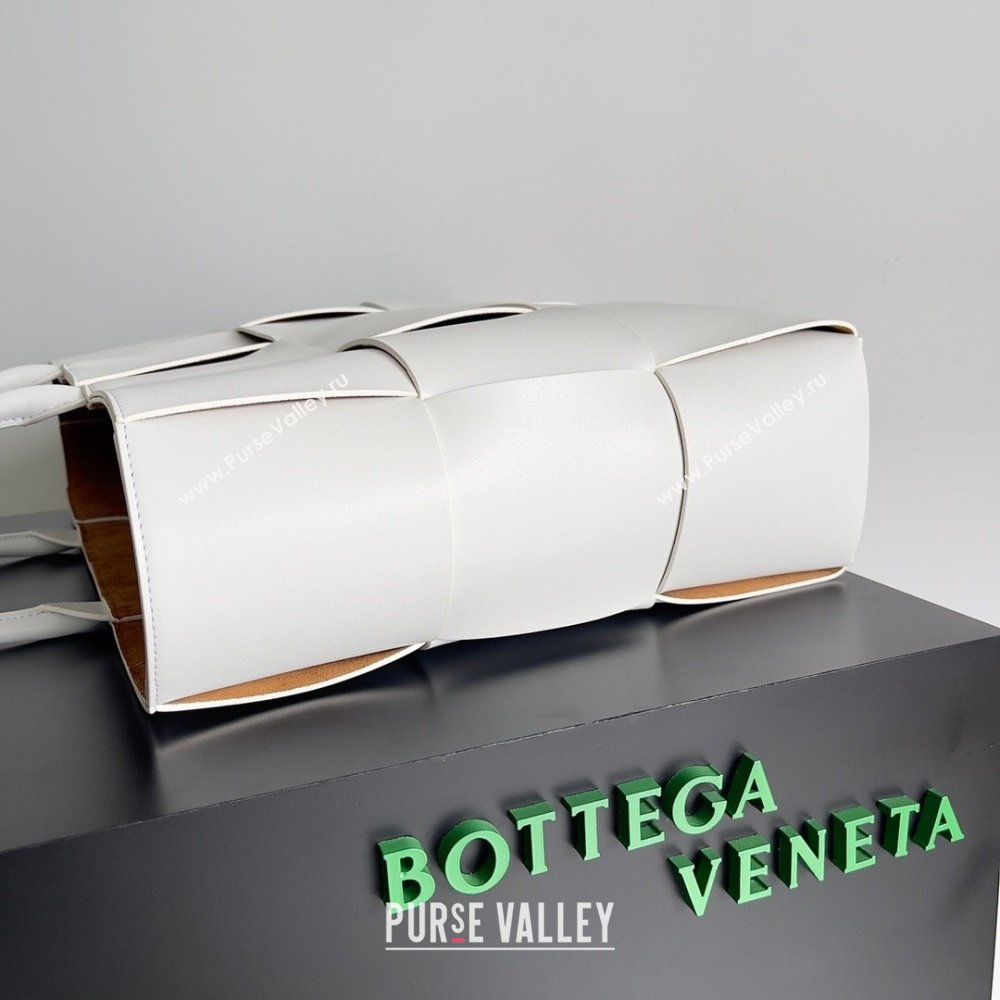 Bottega Veneta Large Arco Tote Bag in calfskin white/tan 2023 (misu-230926-22)