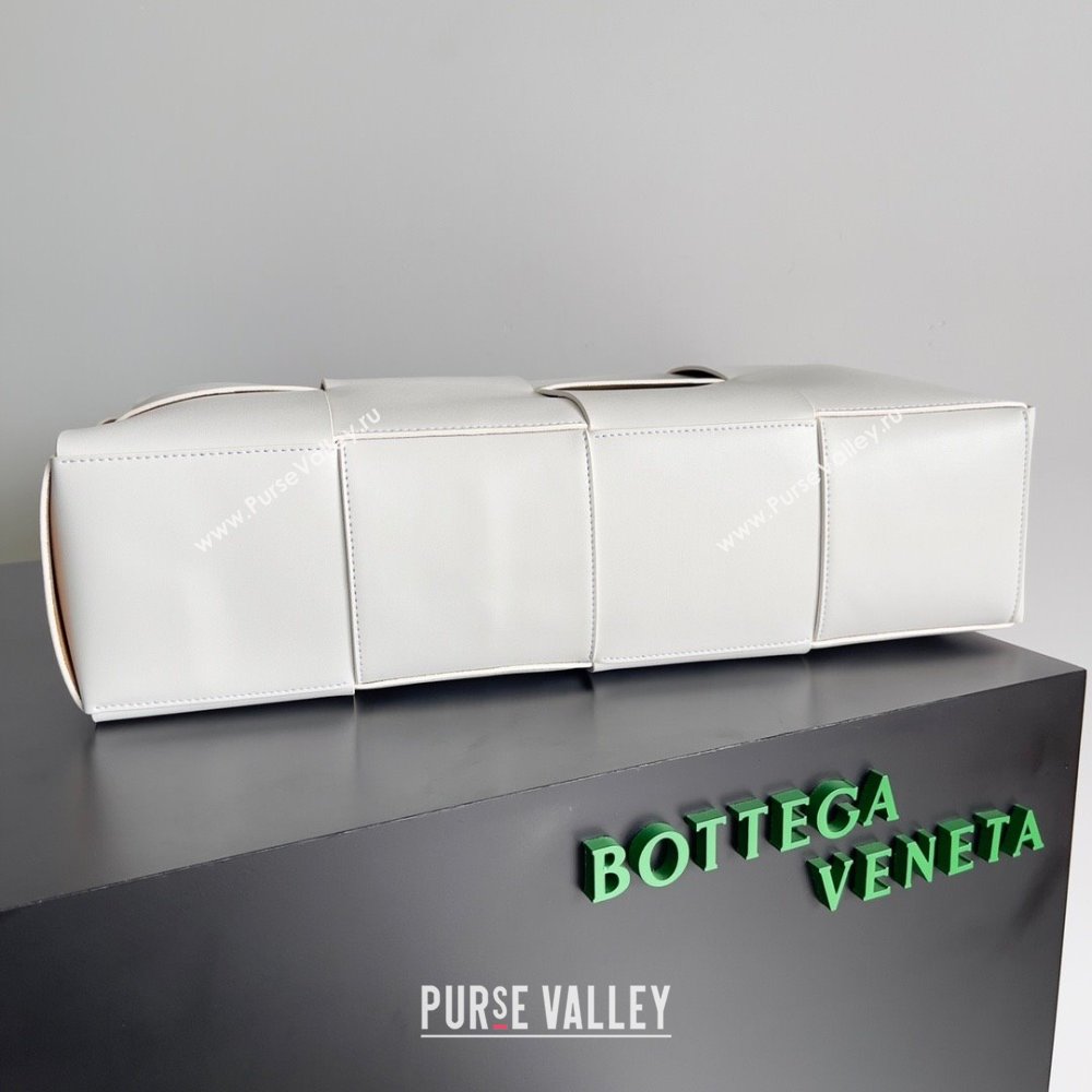 Bottega Veneta Large Arco Tote Bag in calfskin white/tan 2023 (misu-230926-22)