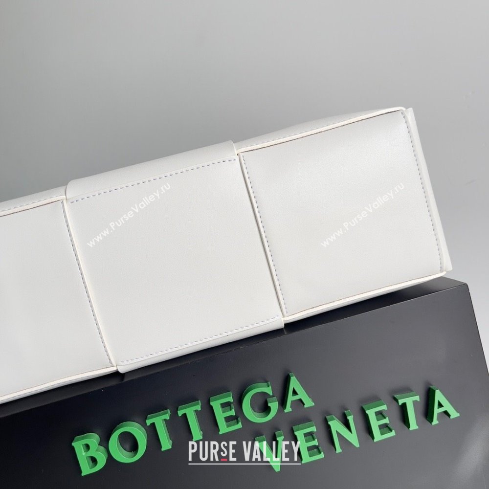Bottega Veneta Large Arco Tote Bag in calfskin white/tan 2023 (misu-230926-22)