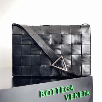 Bottega Veneta Maxi Cassette Cross-Body Bag in calfskin black 2023 (misu-230927-63)