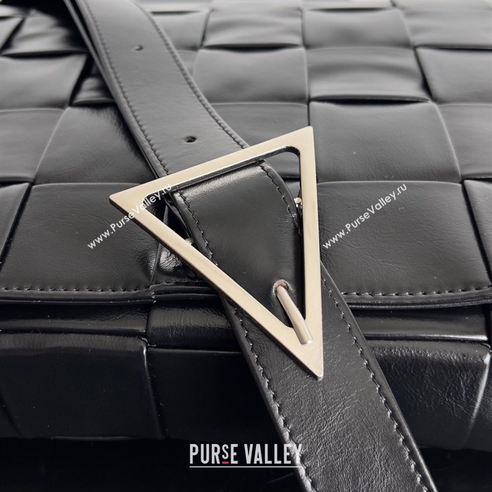 Bottega Veneta Maxi Cassette Cross-Body Bag in calfskin black 2023 (misu-230927-63)