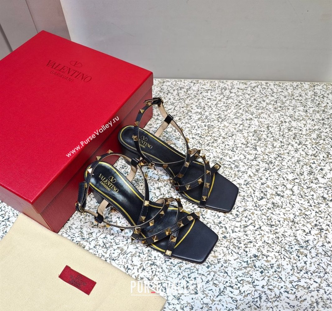 Valentino Heel 6cm Rockstud sandals with straps in calfskin leather Black (hongyang-23101260)