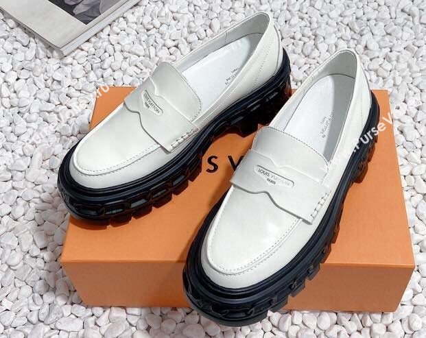 Louis Vuitton Heel 6cm LV Record Loafers in Glazed calf leather White 2024 (modeng-23112702)