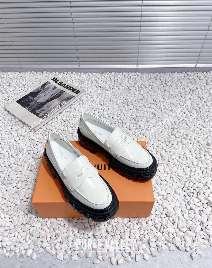 Louis Vuitton Heel 6cm LV Record Loafers in Glazed calf leather White 2024 (modeng-23112702)