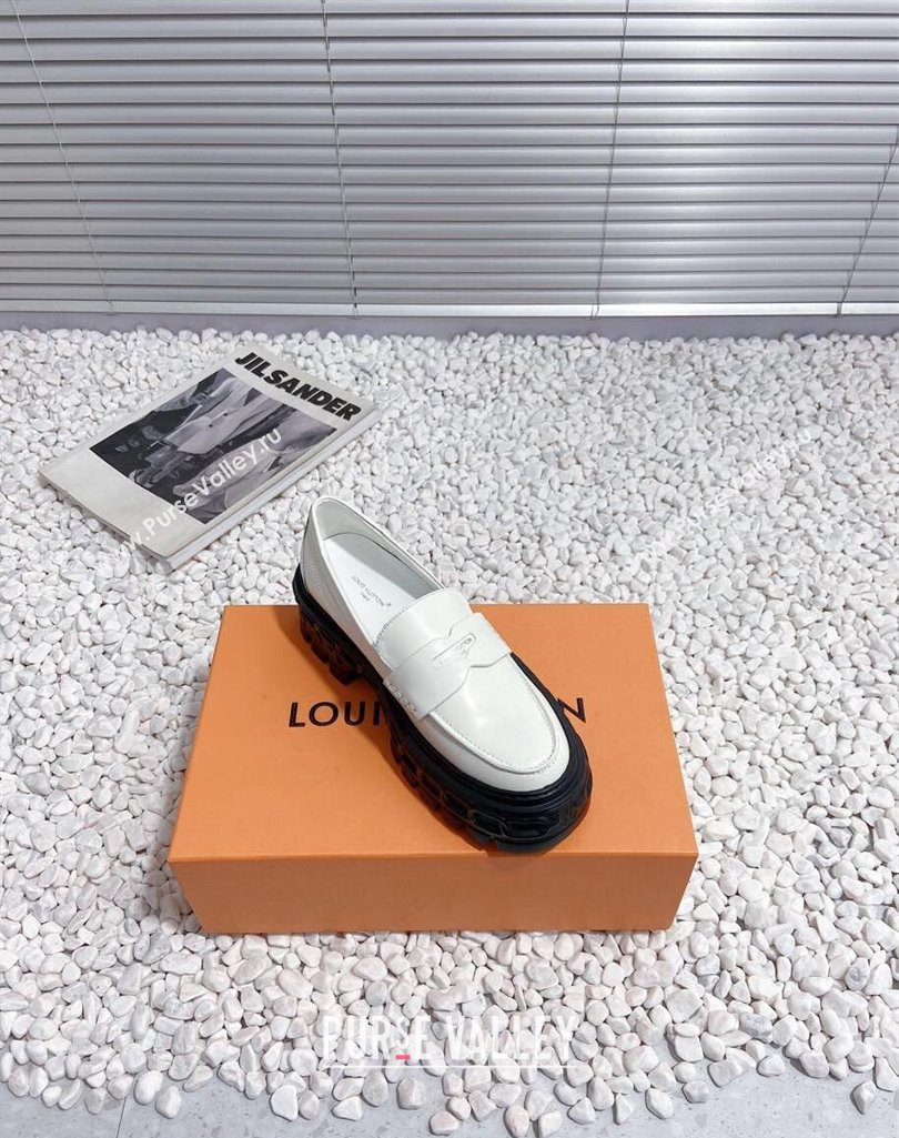 Louis Vuitton Heel 6cm LV Record Loafers in Glazed calf leather White 2024 (modeng-23112702)