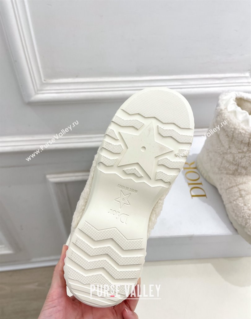 Dior Frost Ankle Boots in White Shearling Embroidered with Cannage Motif 2024 (modeng-23120842)