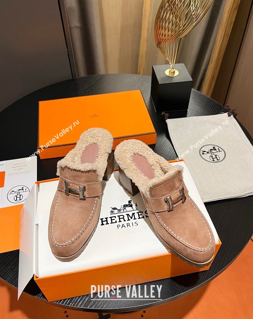 Hermes Heel 7.5cm Flore mule in suede goatskin Nude with shearling lining 2024 (modeng-23121237)