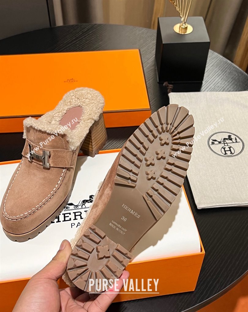 Hermes Heel 7.5cm Flore mule in suede goatskin Nude with shearling lining 2024 (modeng-23121237)