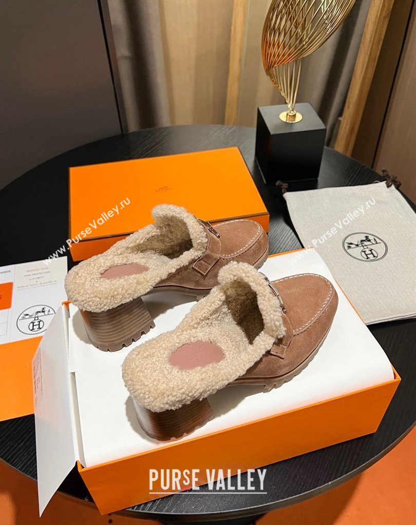 Hermes Heel 7.5cm Flore mule in suede goatskin Nude with shearling lining 2024 (modeng-23121237)