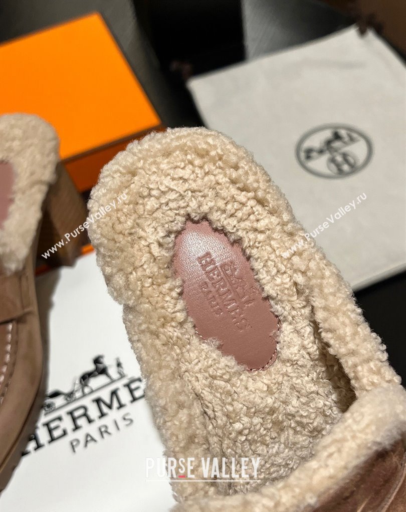 Hermes Heel 7.5cm Flore mule in suede goatskin Nude with shearling lining 2024 (modeng-23121237)