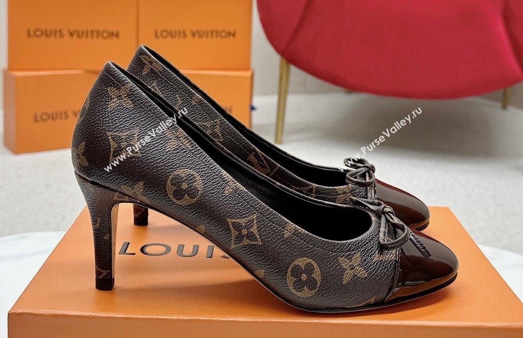 Louis Vuitton Monogram Canvas Coffee and Patent Leather Stiletto Heel Pumps with Bow (SS-23121432)