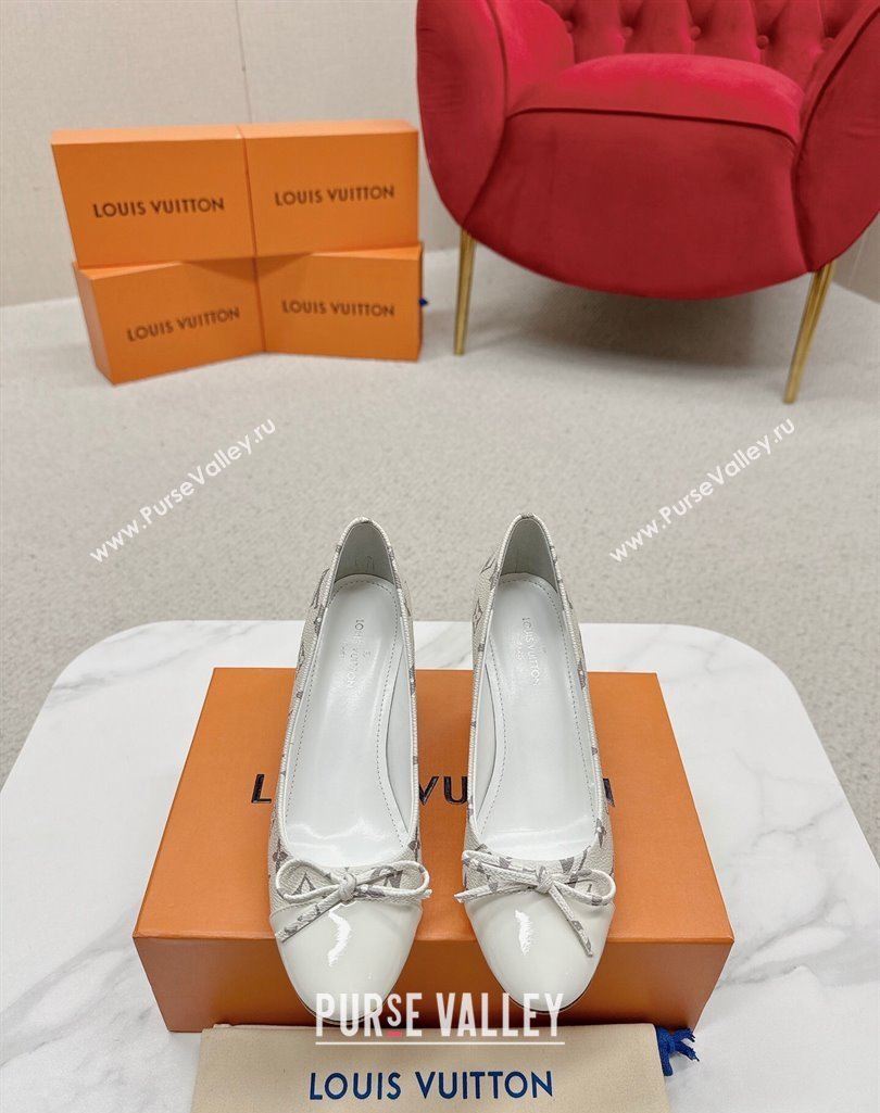 Louis Vuitton Monogram Canvas White and Patent Leather Stiletto Heel Pumps with Bow (SS-23121430)