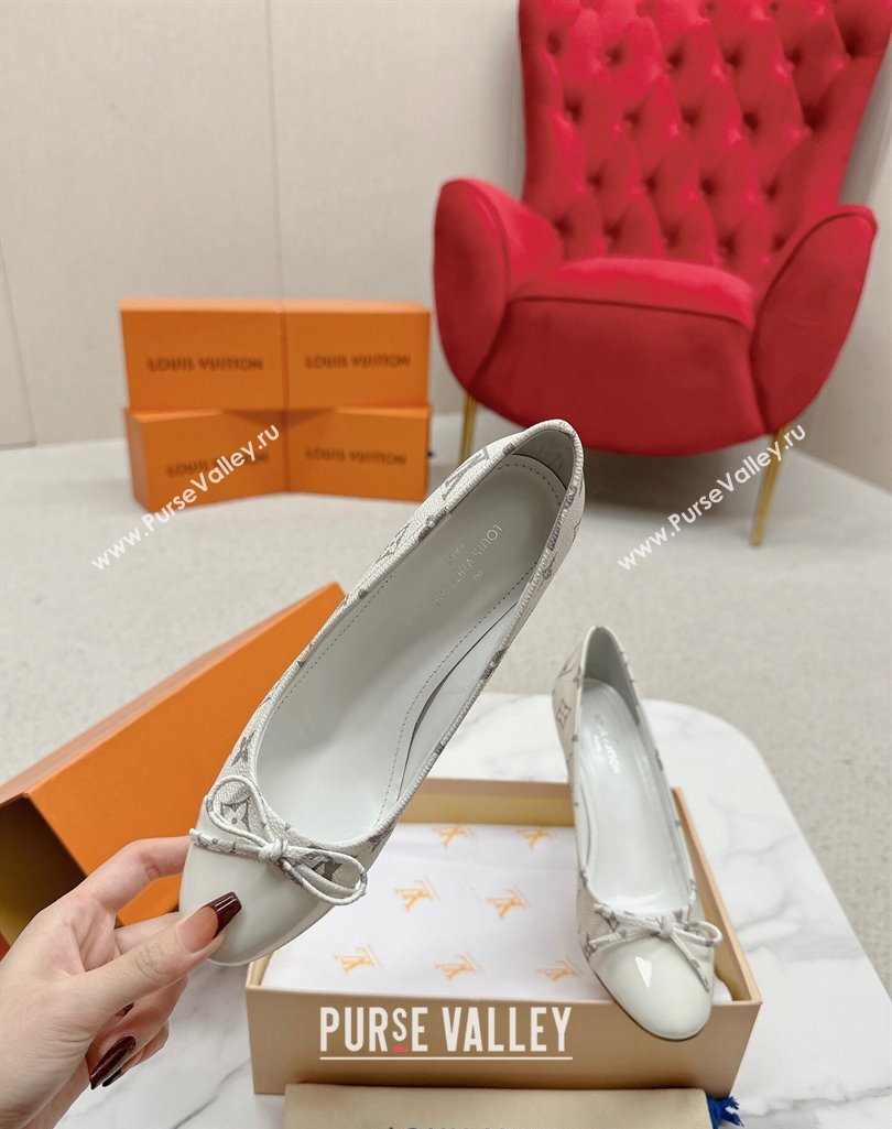 Louis Vuitton Monogram Canvas White and Patent Leather Stiletto Heel Pumps with Bow (SS-23121430)