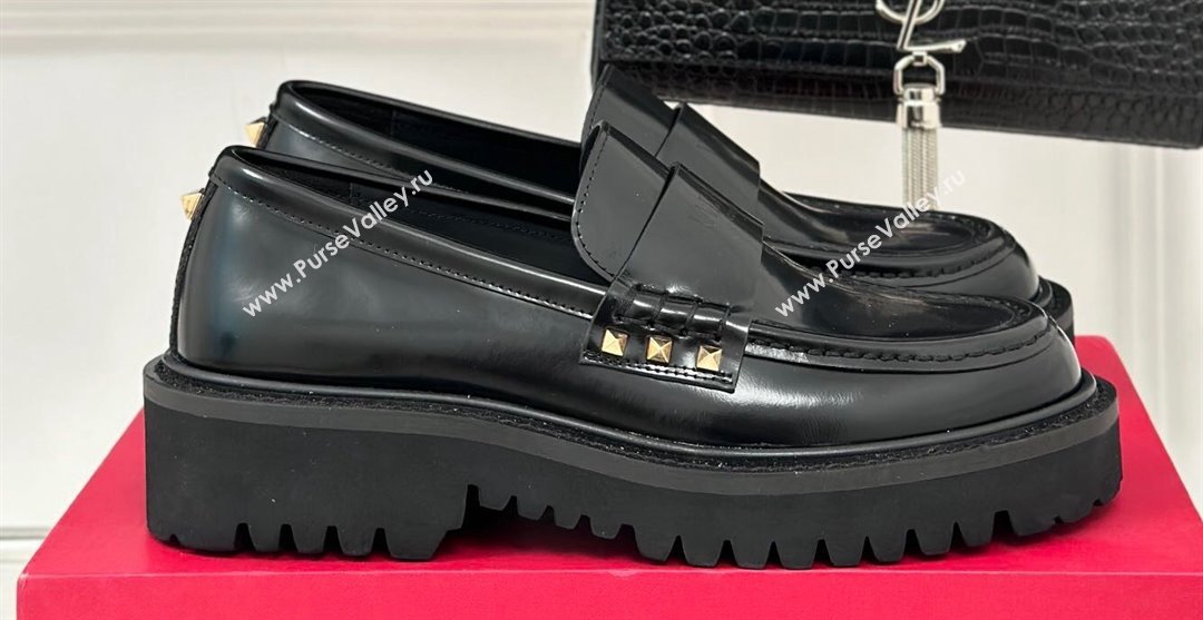 Valentino Rockstud calfskin loafers Black 2024 (clf-23121904)