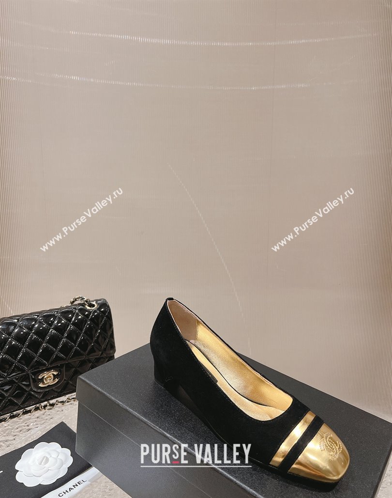 Chanel Heel 5cm CC Logo Black Suede and Gold Leather Pumps 2024 (modeng-23121527)