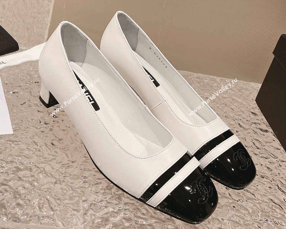 Chanel Heel 5cm CC Logo White and Black Patent Leather Pumps 2024 (modeng-23121529)