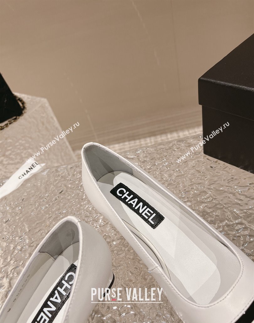 Chanel Heel 5cm CC Logo White and Black Patent Leather Pumps 2024 (modeng-23121529)