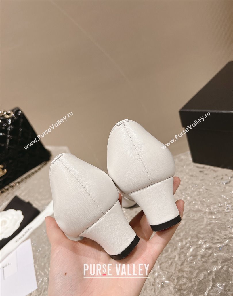 Chanel Heel 5cm CC Logo White and Black Patent Leather Pumps 2024 (modeng-23121529)