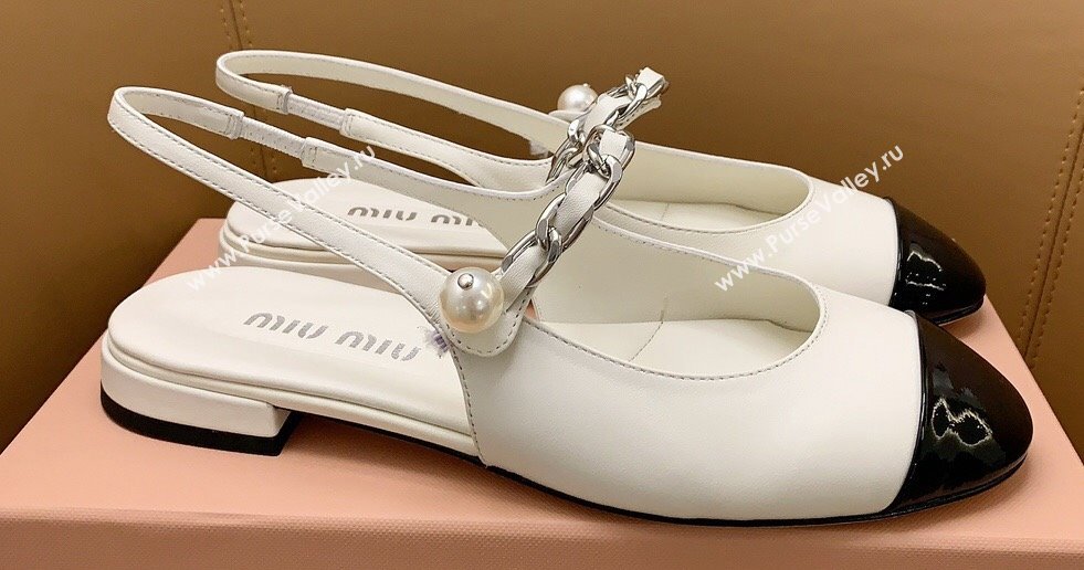 Miu Miu leather slingback pumps White/Patent Black with metal chain and pearl 2024 (kaola-23121902)