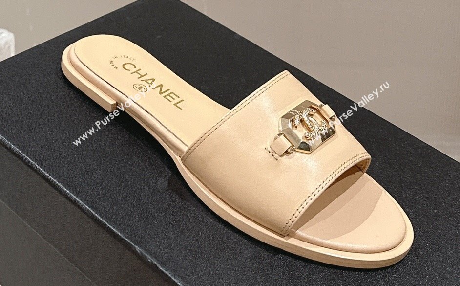 Chanel Shiny Calfskin Metal Mules G45172 Beige 2024 (modeng-23121908)