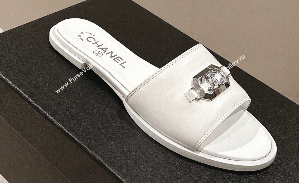 Chanel Shiny Calfskin Metal Mules G45172 White 2024 (modeng-23121907)