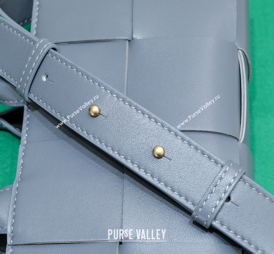 Bottega Veneta Mini East-West Arco Tote Intreccio leather bag with detachable strap AGATE GREY 2024 (misu-23122037)