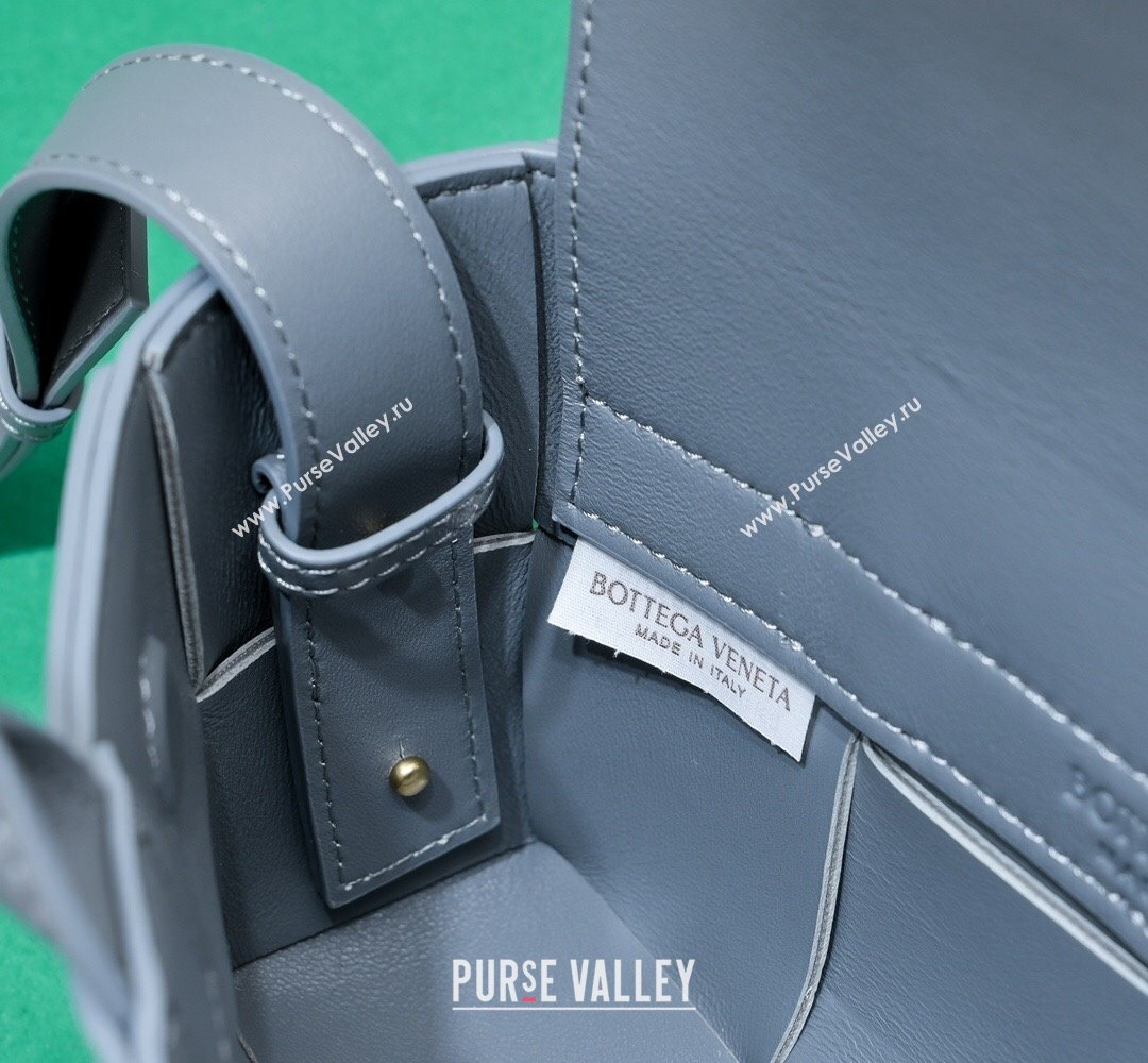 Bottega Veneta Mini East-West Arco Tote Intreccio leather bag with detachable strap AGATE GREY 2024 (misu-23122037)