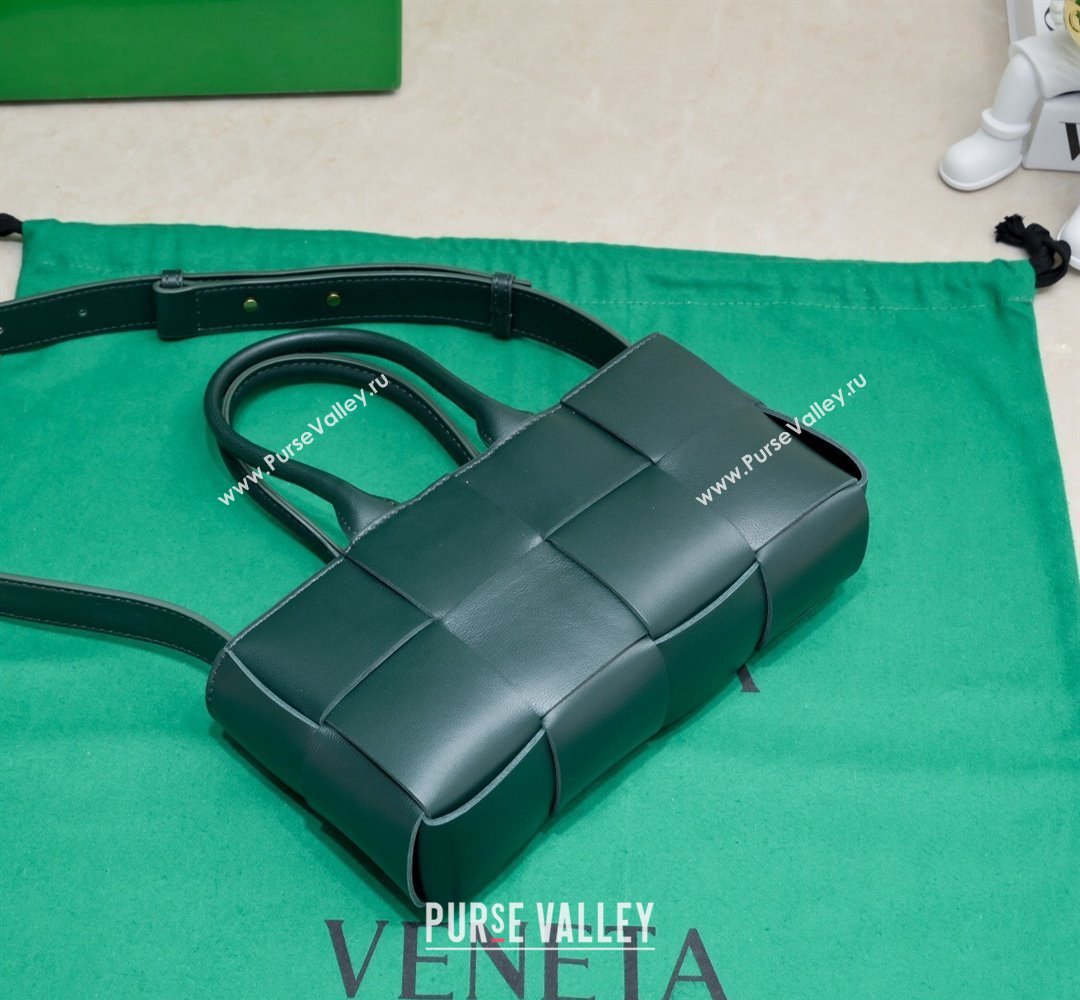 Bottega Veneta Mini East-West Arco Tote Intreccio leather bag with detachable strap EMERALD GREEN 2024 (misu-23122039)