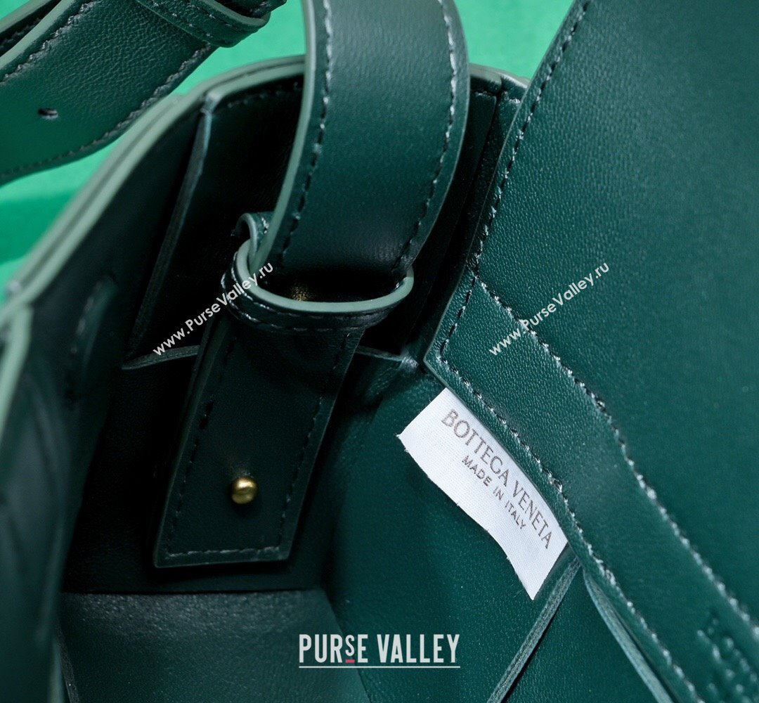 Bottega Veneta Mini East-West Arco Tote Intreccio leather bag with detachable strap EMERALD GREEN 2024 (misu-23122039)