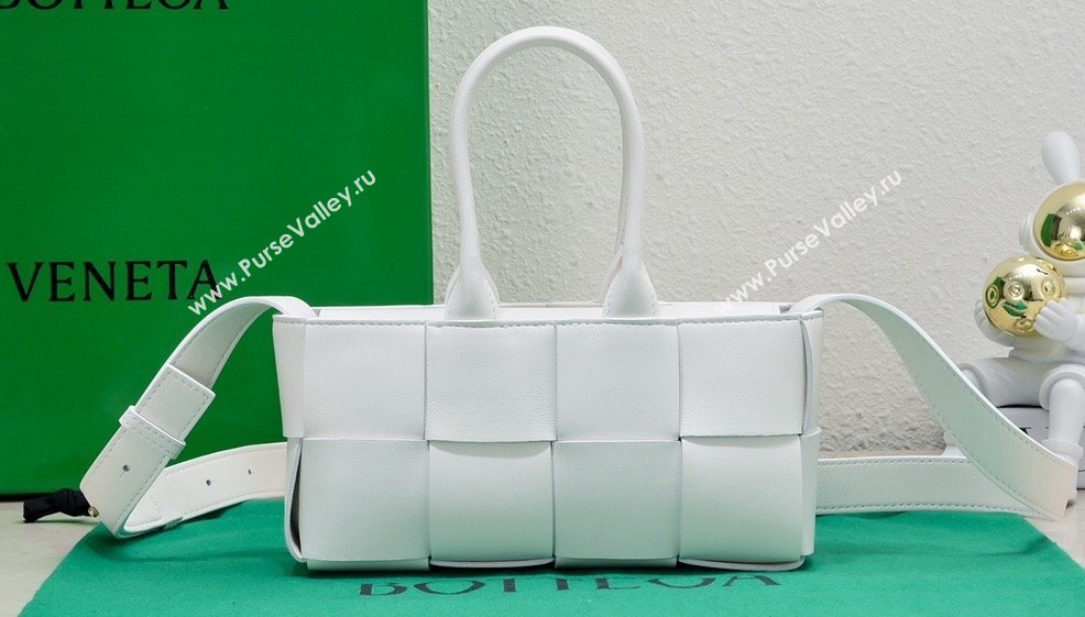 Bottega Veneta Mini East-West Arco Tote Intreccio leather bag with detachable strap White 2024 (misu-23122040)