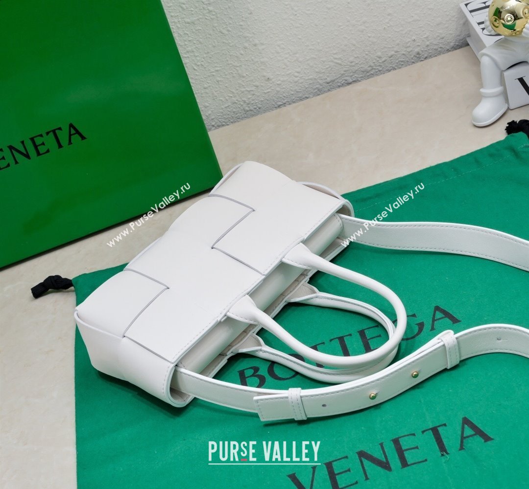 Bottega Veneta Mini East-West Arco Tote Intreccio leather bag with detachable strap White 2024 (misu-23122040)