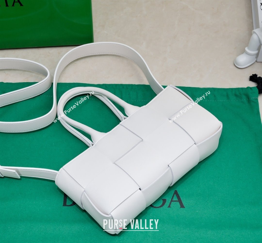 Bottega Veneta Mini East-West Arco Tote Intreccio leather bag with detachable strap White 2024 (misu-23122040)