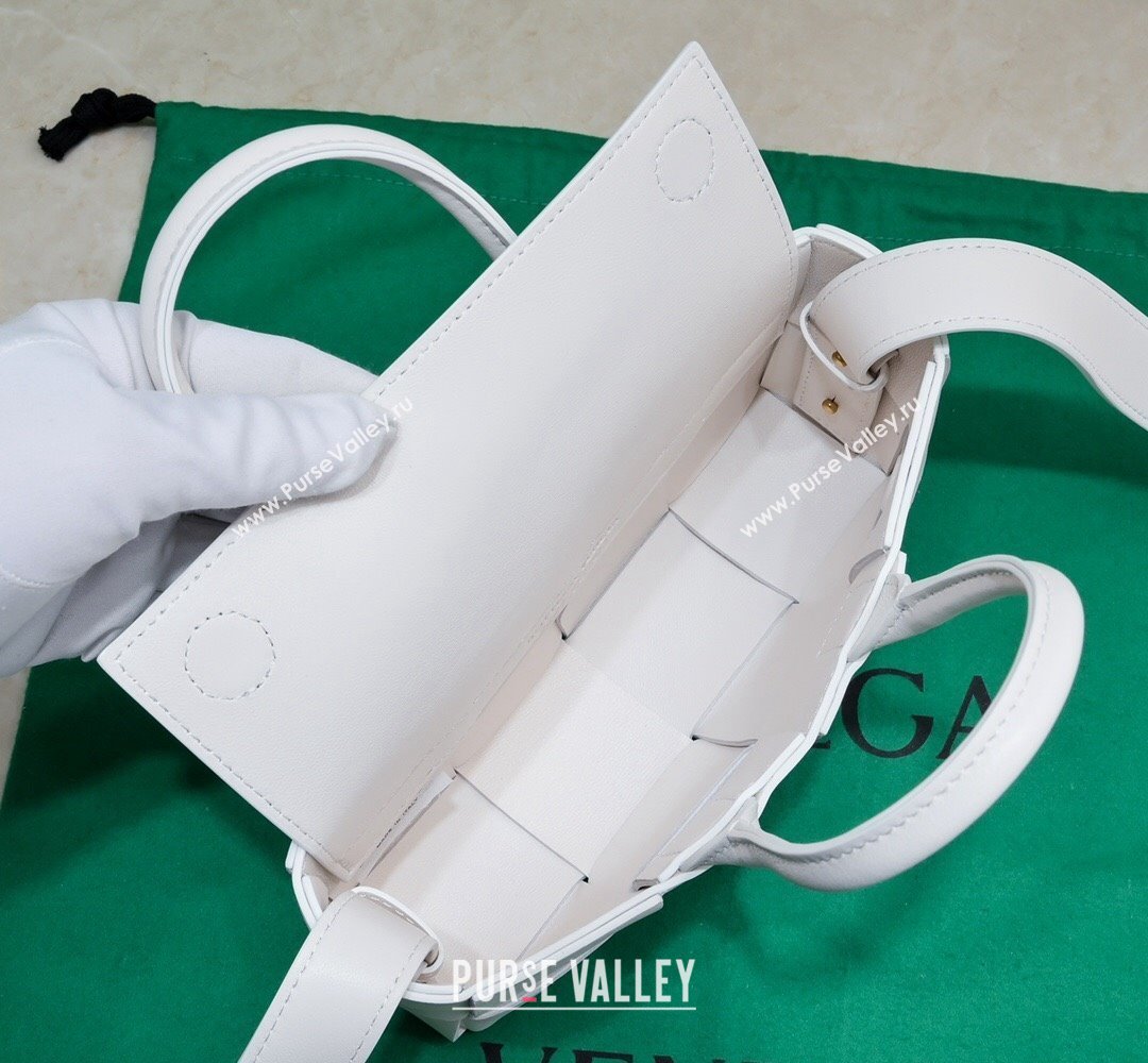 Bottega Veneta Mini East-West Arco Tote Intreccio leather bag with detachable strap White 2024 (misu-23122040)