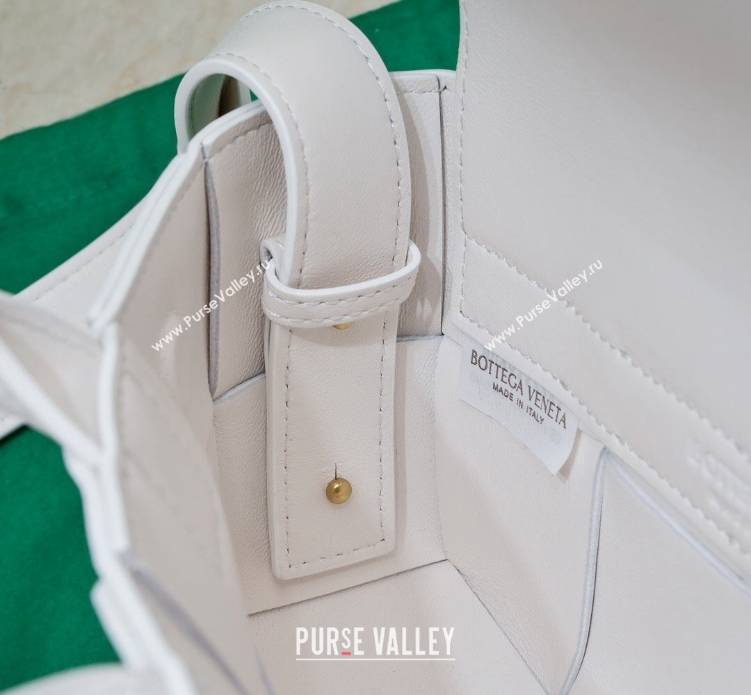 Bottega Veneta Mini East-West Arco Tote Intreccio leather bag with detachable strap White 2024 (misu-23122040)