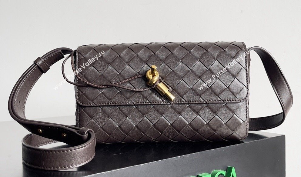 Bottega Veneta Mini Andiamo Cross-Body Intrecciato leather bag FONDANT with metallic knot closure 2024 (misu-23122032)