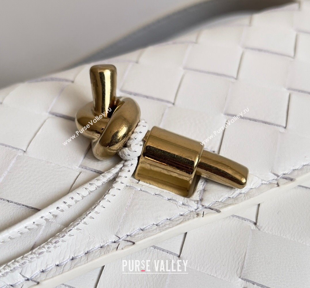 Bottega Veneta Mini Andiamo Cross-Body Intrecciato leather bag White with metallic knot closure 2024 (misu-23122033)