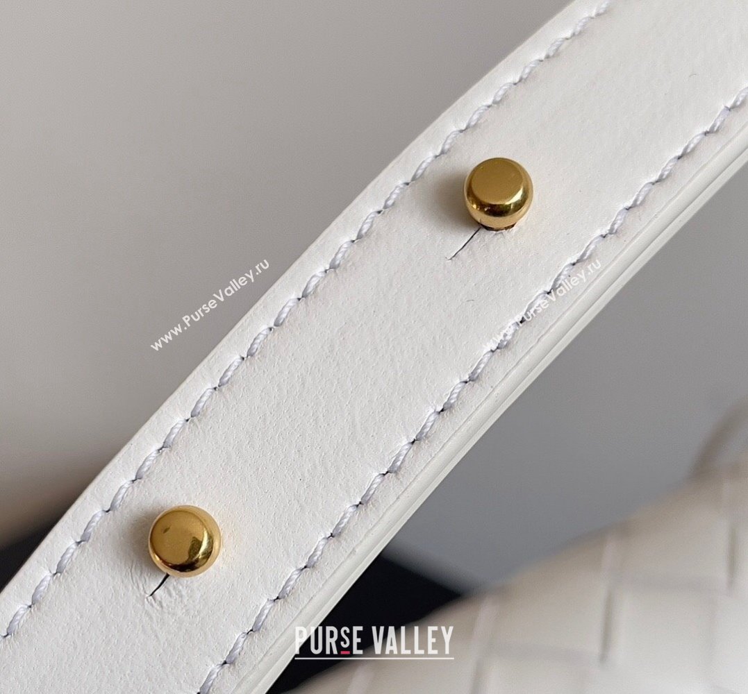 Bottega Veneta Mini Andiamo Cross-Body Intrecciato leather bag White with metallic knot closure 2024 (misu-23122033)
